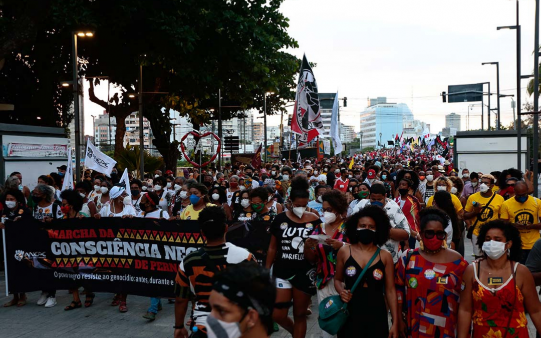 Combate ao racismo reúne diversos movimentos sociais na Marcha da Consciência Negra no centro do Recife