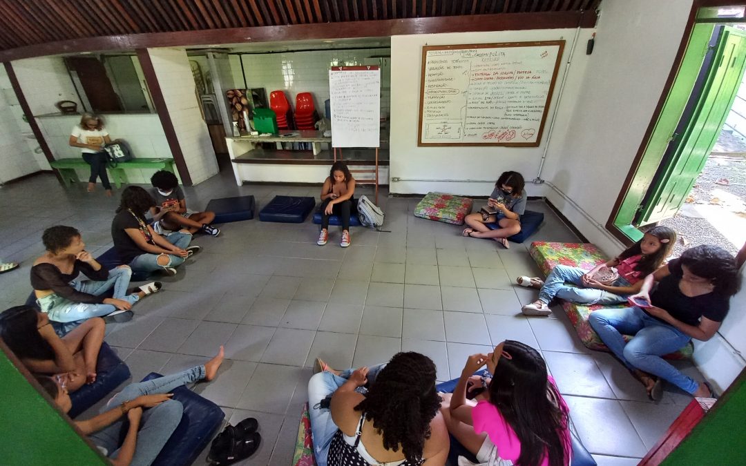 ONG de olinda oferta momentos de orientação profissional, autocuidado e reflexão sobre direitos humanos a jovens meninas da rede pública de ensino