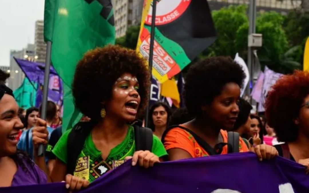 Existe Democracia sem as mulheres negras nos espaços de decisão? – Entrevista com Tamára Silva