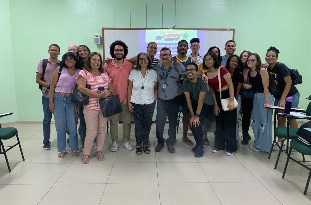 Equipe do CCLF apresenta relato de experiência do projeto Papo de Meninas na UniFafire